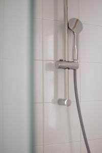 a shower with a shower head in a bathroom at MAKĀI Bungalows in Playa del Aguila