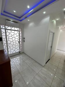 een kamer met witte muren en een blauw plafond bij maison luxe et conviviale à HYDRA F6 in Alger