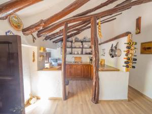 una cucina con porta aperta in una stanza di Cubo's Cortijo El Perezon ad Archidona