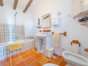 uma casa de banho com um lavatório e um WC em Cubo's Cortijo El Perezon em Archidona