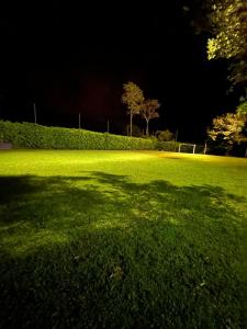 un gran campo de hierba por la noche con una gran sombra en FINCA EL GALEM, en Guamal