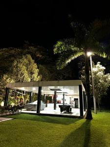 un edificio con una palmera en un parque por la noche en FINCA EL GALEM, en Guamal