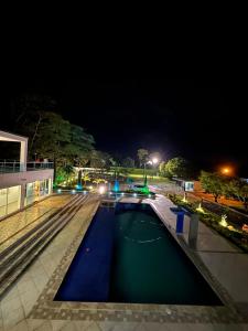 - Vistas a la piscina por la noche en FINCA EL GALEM, en Guamal