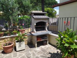 a outdoor pizza oven in a garden with plants at LoChaletCivico47 in Rome
