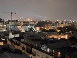 Blick auf eine Stadt in der Nacht mit Gebäuden in der Unterkunft La Plaine St Denis, Paris Stade de France in Saint-Denis