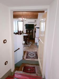um corredor que leva a uma cozinha e a uma sala de estar em Appartamento elegante em Morciano di Romagna