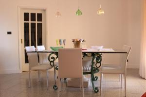 a dining room with a table and chairs at La Maison Dorée in Giardini Naxos