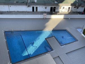 een uitzicht over een zwembad met mensen erin bij Caballos Levante Beach in Benidorm