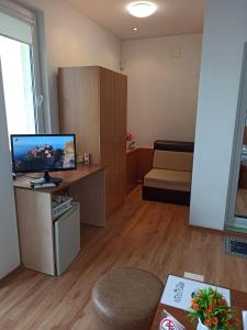 een woonkamer met een tv en een bank bij Gabrovo Relax Apartment in Gabrovo