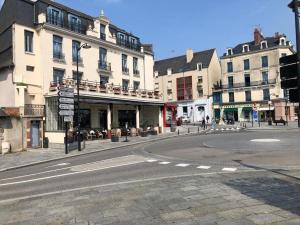 an empty street in a city with buildings at LE GARENGEOT 2 -WIFi-CENTRE VILLE in Vitré