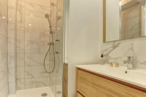 W łazience znajduje się prysznic i umywalka. w obiekcie Le Dangeau - Versailles w Wersalu