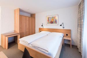 Postel nebo postele na pokoji v ubytování Hauser Hotel St. Moritz