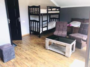 Postel nebo postele na pokoji v ubytování Bakuriani Rooms + 6 fotografií