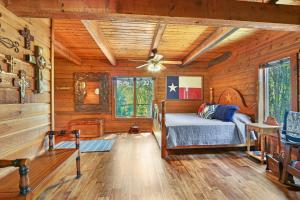 1 dormitorio con 1 cama en una cabaña de madera en Cousins River Sanctuary, en Martindale
