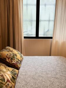 1 dormitorio con cama con almohada y ventana en Superbe loft Pigalle / Opéra, en París