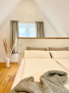 Schlafzimmer mit einem großen weißen Bett und einem Fenster in der Unterkunft Cosy Concept - nahe Hamburg in Pinneberg