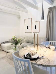 sala de estar con mesa y sofá en Cosy Concept - nahe Hamburg en Pinneberg