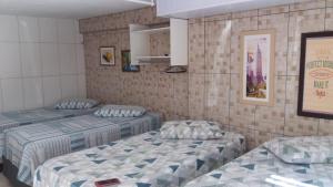 フロリアノポリスにあるAP Floripaの部屋にベッドが2つある部屋
