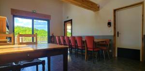 comedor con mesa y sillas rojas en Gîte de Cayssie, en Verrières