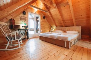 um quarto com uma cama e uma secretária num quarto em Hill Residence em Banja Luka