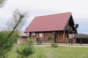 uma pequena casa de tijolos com telhado vermelho em Hill Residence em Banja Luka