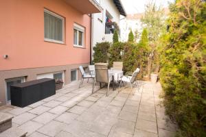 patio con tavolo e sedie di KM Apartments a Zagabria