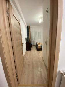 een hal met een deur naar een slaapkamer bij Prestige Residence in Alba Iulia