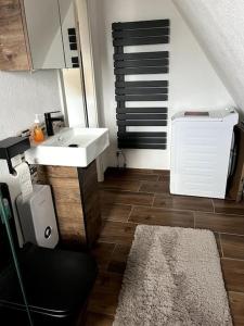 ein Badezimmer mit einem Waschbecken und einer Musiktastatur in der Unterkunft Ferienhaus Marianne im Harz in Langelsheim