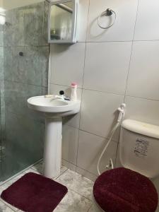 een badkamer met een wastafel en een toilet bij Excelente casa na ilha da Croa na Barra de Santo Antônio in Maceió