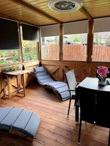 a screened in porch with a table and chairs at Ferienhaus Marianne im Harz in Langelsheim