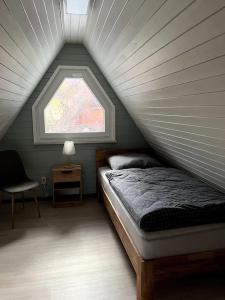 Zimmer mit einem Bett und einem Fenster in der Unterkunft Ferienhaus Marianne im Harz in Langelsheim