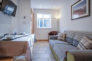 A seating area at Tor Bay Cottage - 1 Bedroom - Parkmill