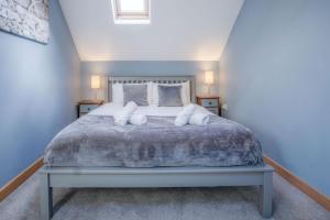 A bed or beds in a room at Tor Bay Cottage - 1 Bedroom - Parkmill