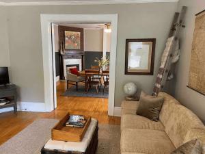 Χώρος καθιστικού στο Cozy 3 & 4 Bed Home 2 Blocks to Hospitals & Lambeau