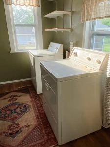 een keuken met een wasmachine en een raam bij Cozy 3 & 4 Bed Home 2 Blocks to Hospitals & Lambeau in Green Bay