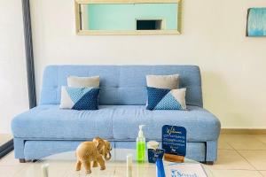 Sofá azul en la sala de estar con mesa de cristal en Residencial Bambú Pool Beach 5 mins Near Town en Puerto Vallarta