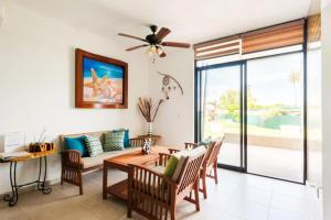 uma sala de jantar com uma mesa e um sofá em Residencial Bambú Pool Beach 5 mins Near Town em Puerto Vallarta