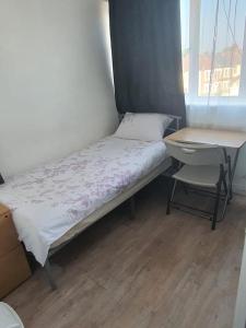 Кровать или кровати в номере Oxborne Rooms UK - Seaton