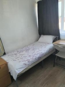 Кровать или кровати в номере Oxborne Rooms UK - Seaton