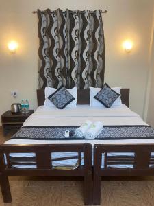 uma cama num quarto com duas toalhas em Baga Beach Crystal em Baga