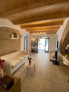 sala de estar con sofá blanco y mesa en Atrium, en Castellammare del Golfo
