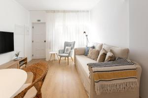 una sala de estar con un sofá y una mesa en Estrelas da Praia, en Consolacao