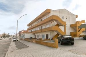 Un edificio con una escalera al costado. en Estrelas da Praia, en Consolacao