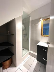 La salle de bains est pourvue d'une douche et d'un lavabo. dans l'établissement 4SAP22 Appartement climatisé avec double terrasses, à Collioure
