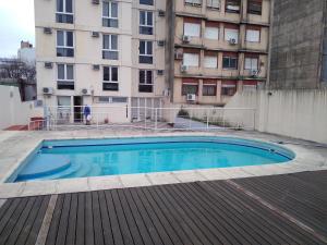 una piscina vacía frente a un edificio en Arcángeles en Rosario