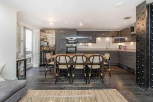 a kitchen and dining room with a table and chairs at The Marylebone Goldmine in London