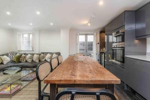 a living room with a table and a couch at The Marylebone Goldmine in London