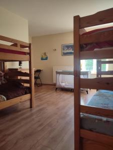 1 Schlafzimmer mit 2 Etagenbetten und einem Schreibtisch in der Unterkunft Maison de caractère le Rouchassier in Saint-Laurent-du-Cros