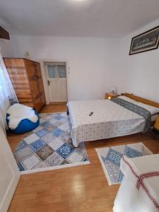 - une chambre avec deux lits et un sol revêtu de parquet dans l'établissement Comaniciu Sorin, à Făgăraş
