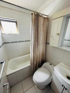 Ένα μπάνιο στο Habitación baño compartido